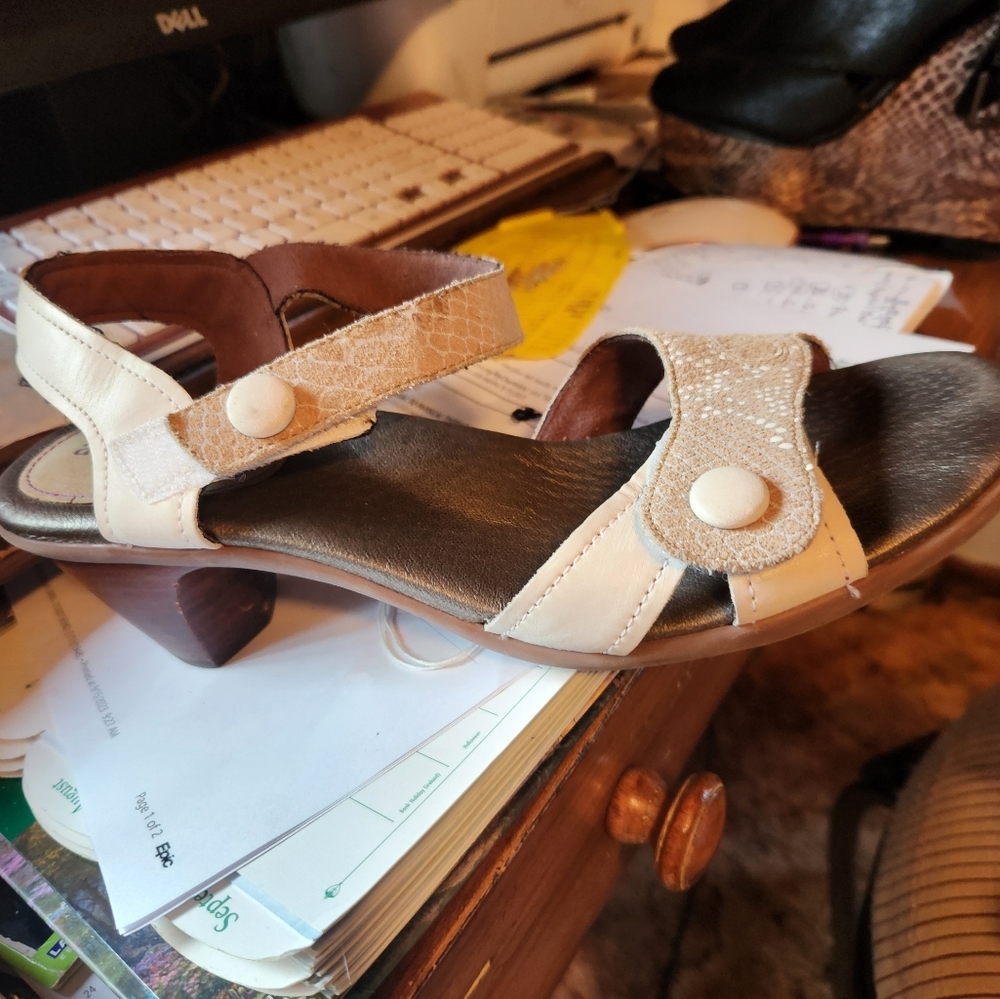 Aragon womens size,8 1/2 sandals
